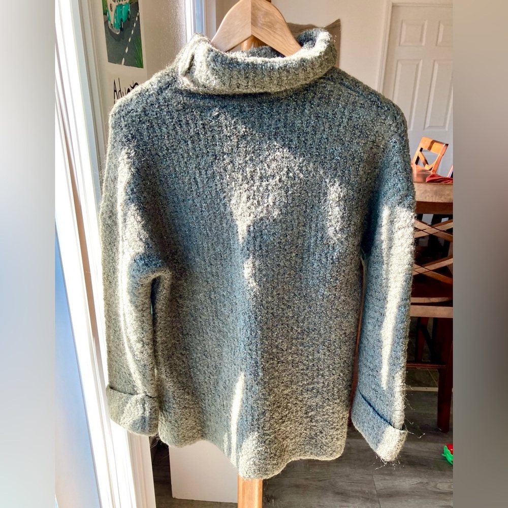 Express Women’s Green Turtle Neck Knit Sweater (xS)